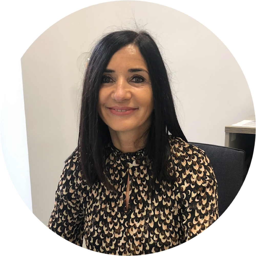 Ein Foto von der Humanenergetikerin und Kinesiologin Angela Majer auf hellem Hintergrund